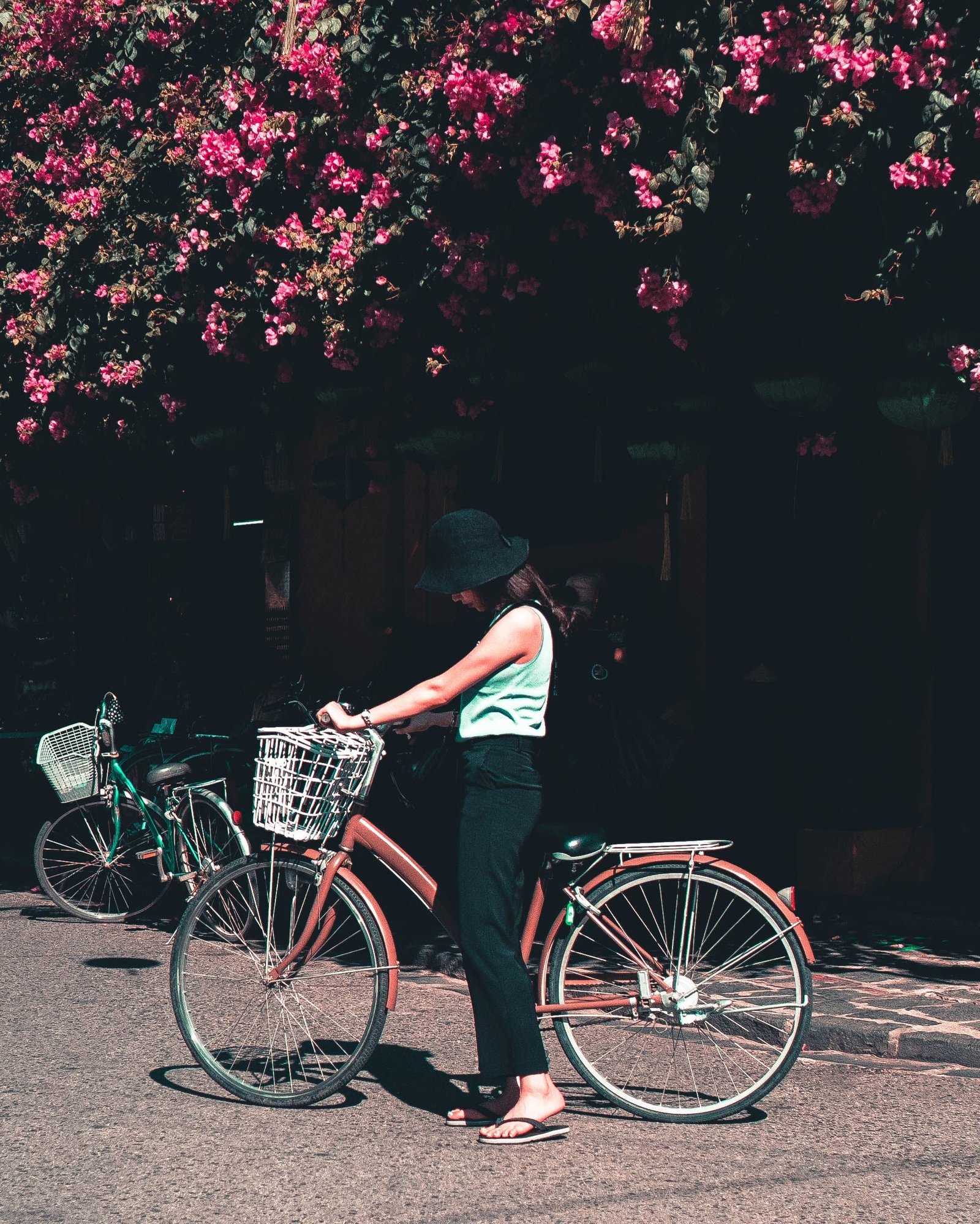 Riding bag carried on a city bicycle